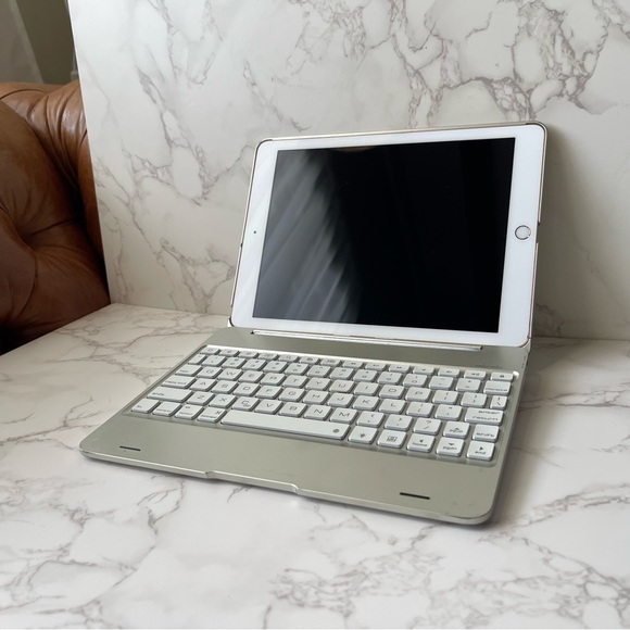 Apple iPad White/Rose Gold 32GB with Bluetooth Keyboard Case (silver/white) - Picture 3 of 14